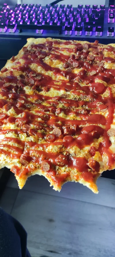 koziol87 - Zrobiłem #pizza własnej roboty. Ciasto mi wyszło chrupkie. Trochę za chrup...