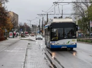 Rabusek - Spoliczkowała starszą kobietę w trolejbusie za uwagi o brak maseczki
https...