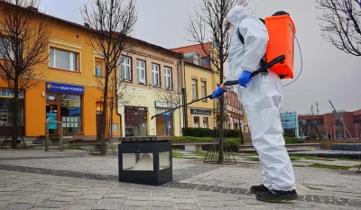 josedra52 - Pamiętacie jak na początku chodzi i psikali na ławki czy przystanki. xD
...