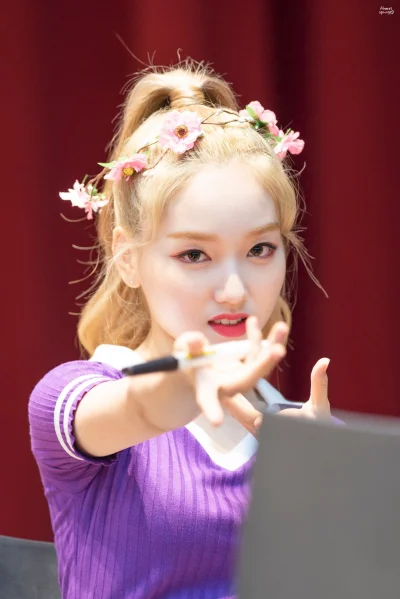 XKHYCCB2dX - #gowon #loona 
#koreanka