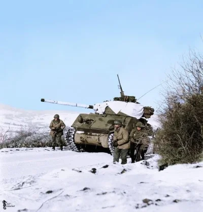 wojna - Czołg Sherman M4A3E2 posuwa się naprzód w pobliżu wsi Gros-Réderching, Francj...
