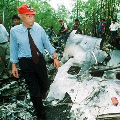 Gentleman_Adrian - Niki Lauda na miejscu katastrofy lotu Lauda Air 004 w trudno dostę...