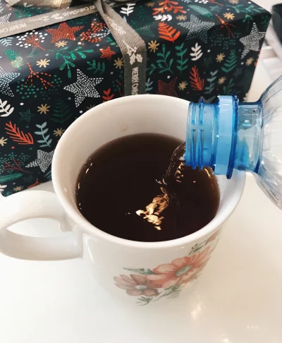 cytmirka - Jedyny prawilny sposób zaparzania herbaty to pół kubka gorącej wody, zapar...