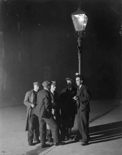 myrmekochoria - Grupa bezrobotnych mężczyzn pod latarnią, 1931

#starszezwoje - tag...