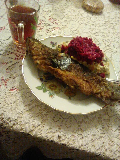 anonymous_derp - Dzisiejsza kolacja: Smażony pstrąg, sałatka warzywna, ćwikła, kompot...