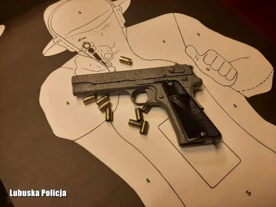 Zwiadowca_Historii - Policja przekazała pistolet VIS odkryty w trakcie remontu do muz...
