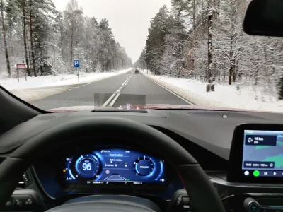 qualin - @jmuhha: mówisz o head-up display? To Kuga mk3. Sporo aut ma takiego dynksa....