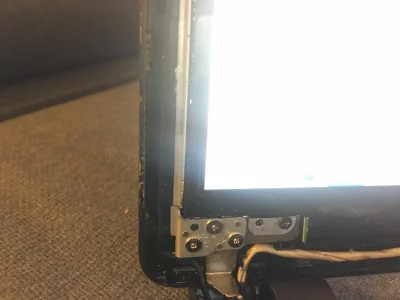 Adsko - Jakiś pomysł na takie pęknięcie metalu trzymającego matryce w laptopie acer?
...