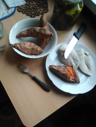 anonymous_derp - Dzisiejsze śniadanie: Duszone piersi kurczęce, pieczone bataty, ogór...