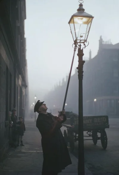 myrmekochoria - Latarnik zapale latarnię na gaz, Glasgow 1955

#starszezwoje - tag ...