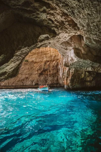 ProstolinijnyW - Blue Grotto to kompleks 7 jaskiń na południowo-wschodnim wybrzeżu Ma...