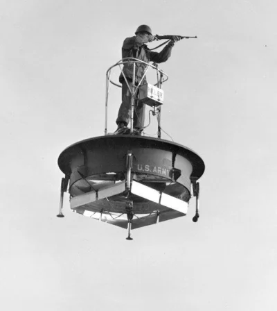 myrmekochoria - Żołnierz na latającej platformie Hillera, 1955 

#starszezwoje - ta...