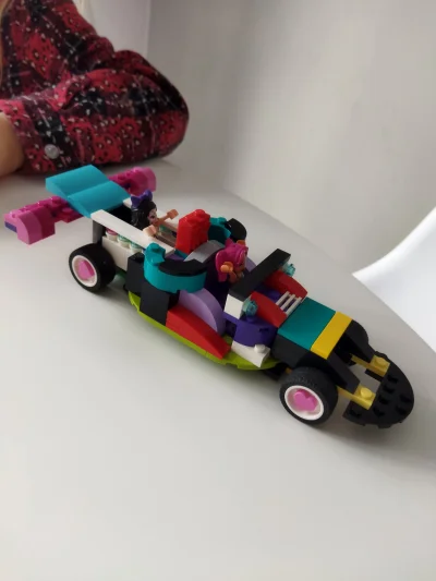 Garbanzos - Chłop kupił córce LEGO i układa z tego bolidy dla Roberta, no ludzie koch...