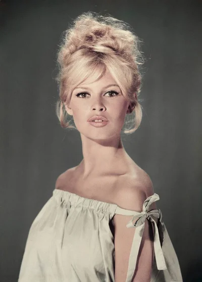 wojna - > Brigitte Bardot

Piękna kobieta
