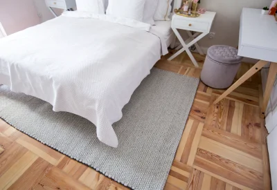 O.....a - @krizzz: mały dywan przy łóżku, albo większy który będzie trochę wystawać. ...