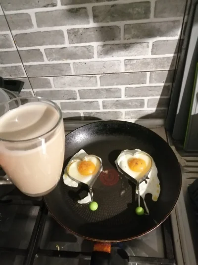 M.....8 - Zaraz budzę żonę na kawkę i muffina z jajkiem, bekonem i topionym serkiem. ...