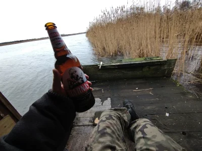 SzycheU - Siedzę sobie na jakiejś starej kładce wędkarskiej nad rzeką i pije piwko, c...