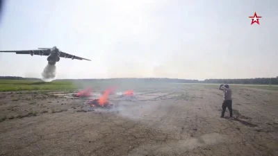 Bobrnaposylki - @josedra52: Taktyczny Ił-76 zrzuca hektolitry wody celem ochłonięcia ...
