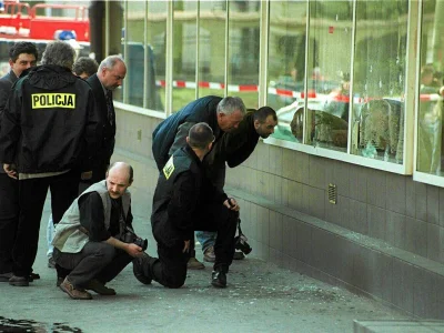myrmekochoria - Policjanci przed restauracją Gama, 1999.

"Pięciu mężczyzn leżało n...