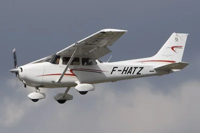 w.....a - @kanek: Ten "samolocik" to Cessna 172, która na pusto waży 760 kilogramów, ...