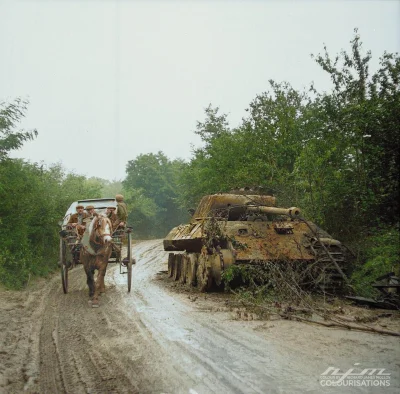 wojna - Francuscy cywile mijają uszkodzony niemiecki czołg Panzer V "Panther" w rejon...