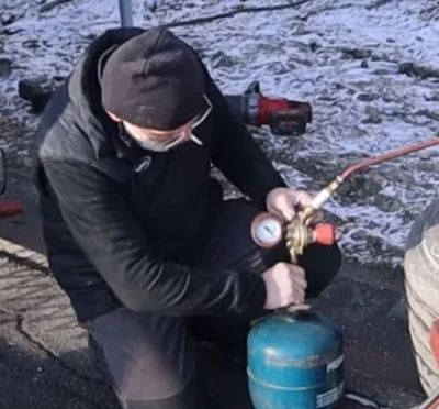 werfogd - Koleś majstrując przy butli pali na spokojnie fajkę. 
Obok z resztą druga ...