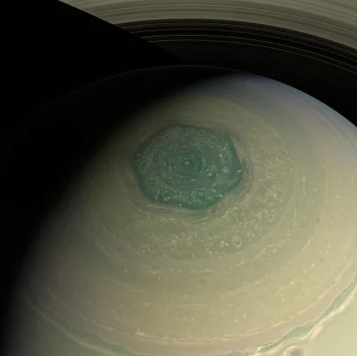 Mr_Randy - Tutaj Saturn od strony sześciokąta w szerszym kadrze