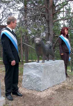nowyjesttu - Hetta, północa Finlandia- odsłonięcie pomnika Suomenlapinkoiry. Suomenla...