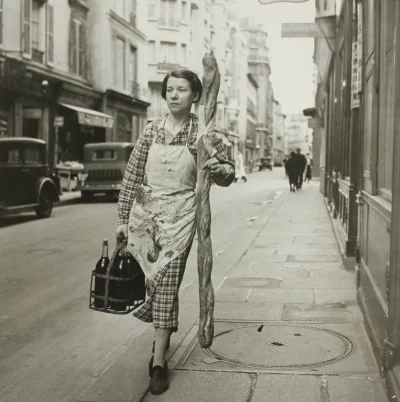 myrmekochoria - Branson Decou, Kobieta z bagietką, Paryż 1945. 

#starszezwoje - ta...