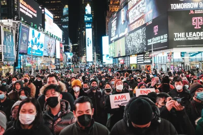 RitmoXL - Ludzie protestujący na Times Square przeciwko przemocy wobec Azjatów - ma t...