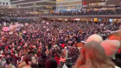 covid_duck - Wczorajszy protest w Szwecji, policja podała że było 3000 osób. 

SPOI...