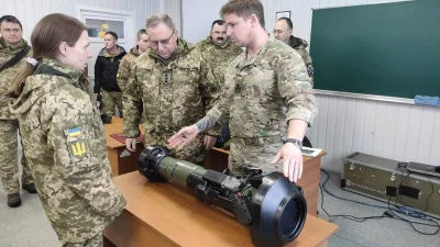 delvian - Ukraińcy już ćwiczą obsługę brytyjskiej broni. Na drugim planie znajoma pos...