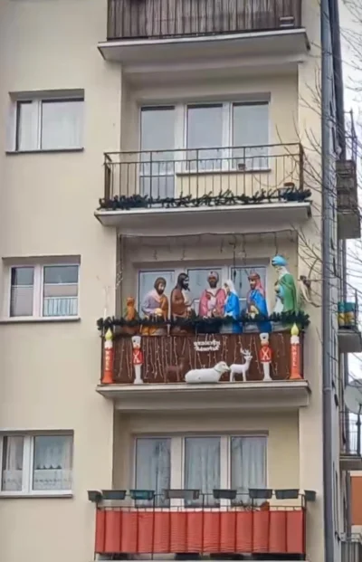 Vafik - Co sądzicie o takiej ozdobie balkonowej na święta, spoko??
#heheszki #humorob...