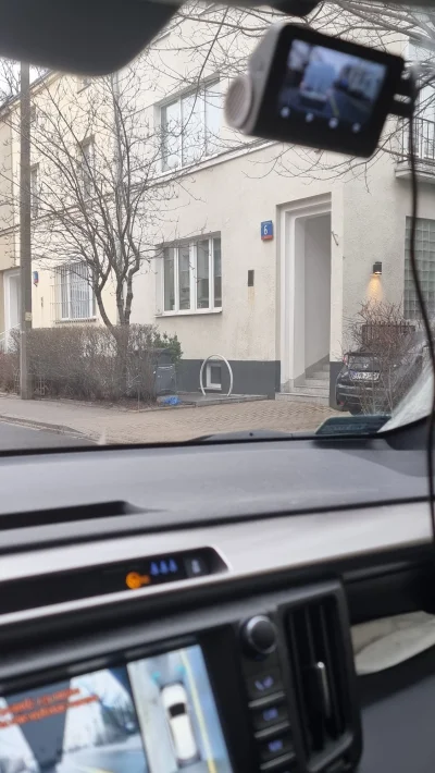 Boros - Zastanawiałem się po co komuś znaczek legii przed domem
#Warszawa