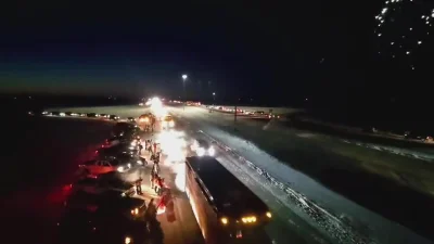 covid_duck - Kanadyjczycy odpalili wczoraj fajerwerki, gdy konwój ciężarówek przejech...