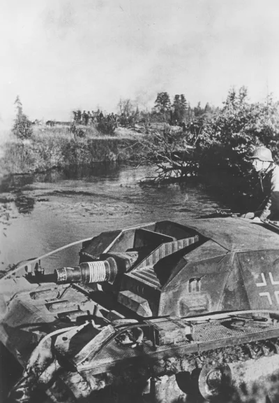 myrmekochoria - StuG III przekracza strumień/rzeczkę gdzieś w Związku Radzieckim, 194...