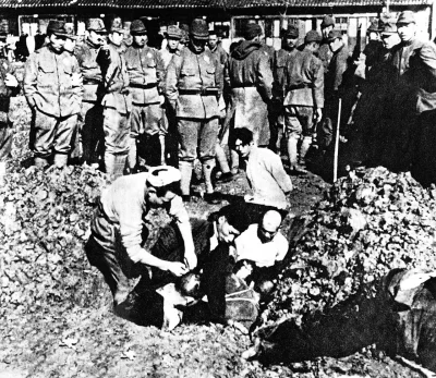 myrmekochoria - Chińscy cywile zakopywani żywcem przez japońskich żołnierzy podczas m...