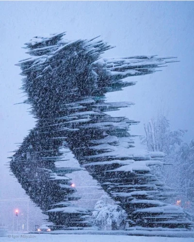 cheeseandonion - >The iconic statue "The Runner" during the last Monday's blizzard

...