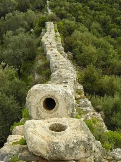 starnak - Fragment rzymskiego akweduktu z ręcznie rzeźbionego marmuru. Kawałki pasują...