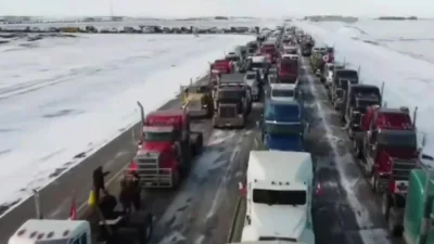 covid_duck - Ciężko jest pokazać 50000 ciężarówek w jednym miejscu, no bo jak? Nie wy...