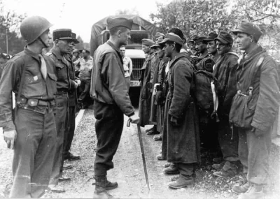 M.....7 - Francuski general Leclerc stojacy przed grupa pojmanych Francuzow z Waffen-...