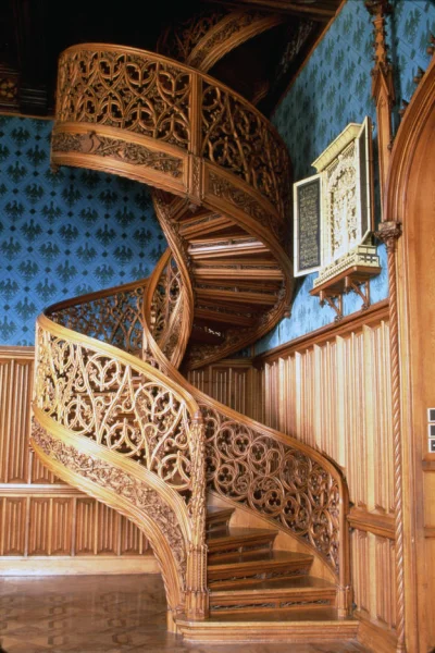 Borealny - Kręcone schody z litego pnia drzewa, 1851 r.

Znajdują się w Pałacu Książą...