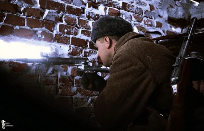 wojna - Radziecki żołnierz w zrujnowanym budynku, celuje z karabinu przeciwpancernego...