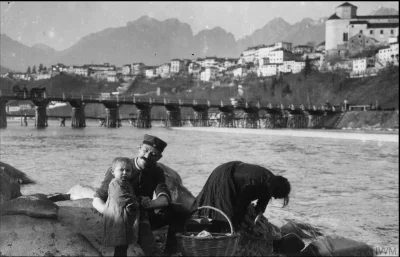 Hans_Kropson - Wikt i opierunek. Belluno, Włochy rok 1917

Niemiecki żołnierz pilnu...