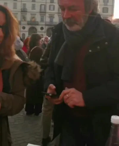 K.....z - Turyn, Włochy, ludzie w ramach protestu spożywają obiady przed restauracjam...