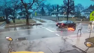 M.....k - #wypadek #samochody
Strażnik ratuje dziecko na przejsciu