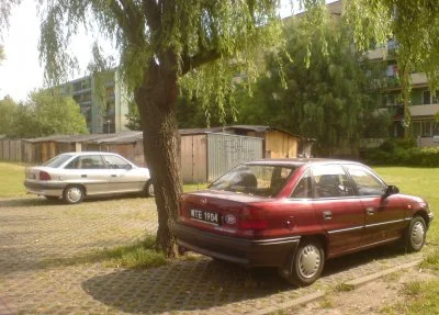 jmuhha - Statystyczne auto pod starym blokiem na wsiach: