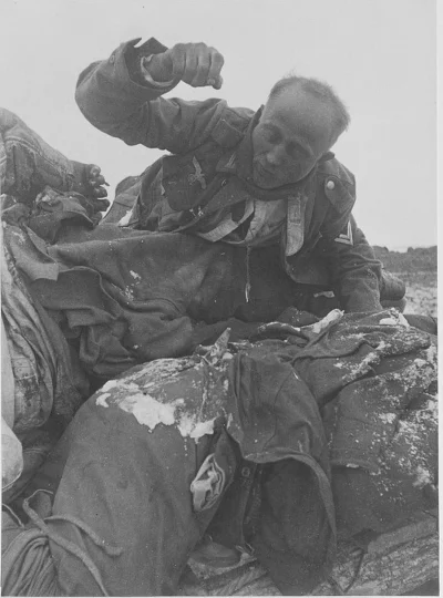 I.....e - ciało żołnierza Niemieckiego który zamarzł pod Stalingradem. 1943
#intoapo...