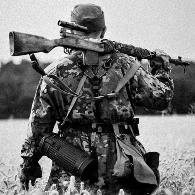 I.....e - Niemiecki strzelec wyborowy, uzbrojony w zdobyczny karabin SVT-40. rzekomo ...