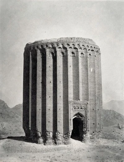 Borealny - XII-wieczna wieża Tughrul, Rey, Iran.
Kształtem przypomina ściętą kolumnę,...